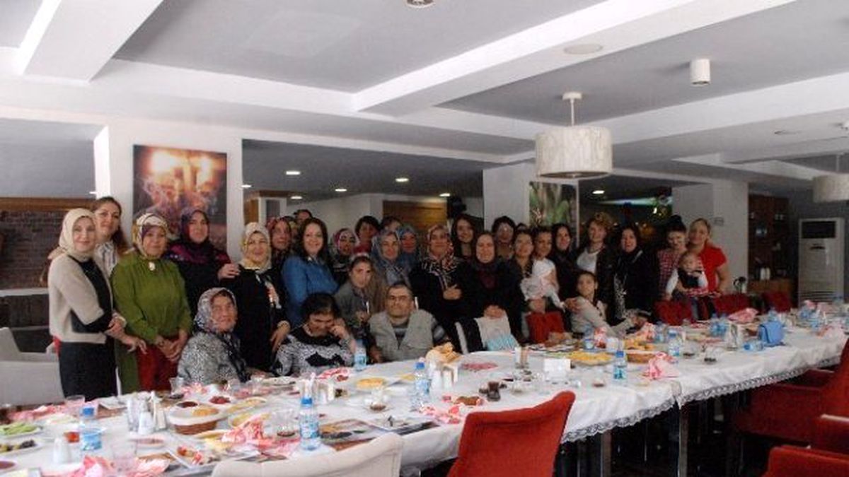 Ak Kadınlardan Çifte Kutlama