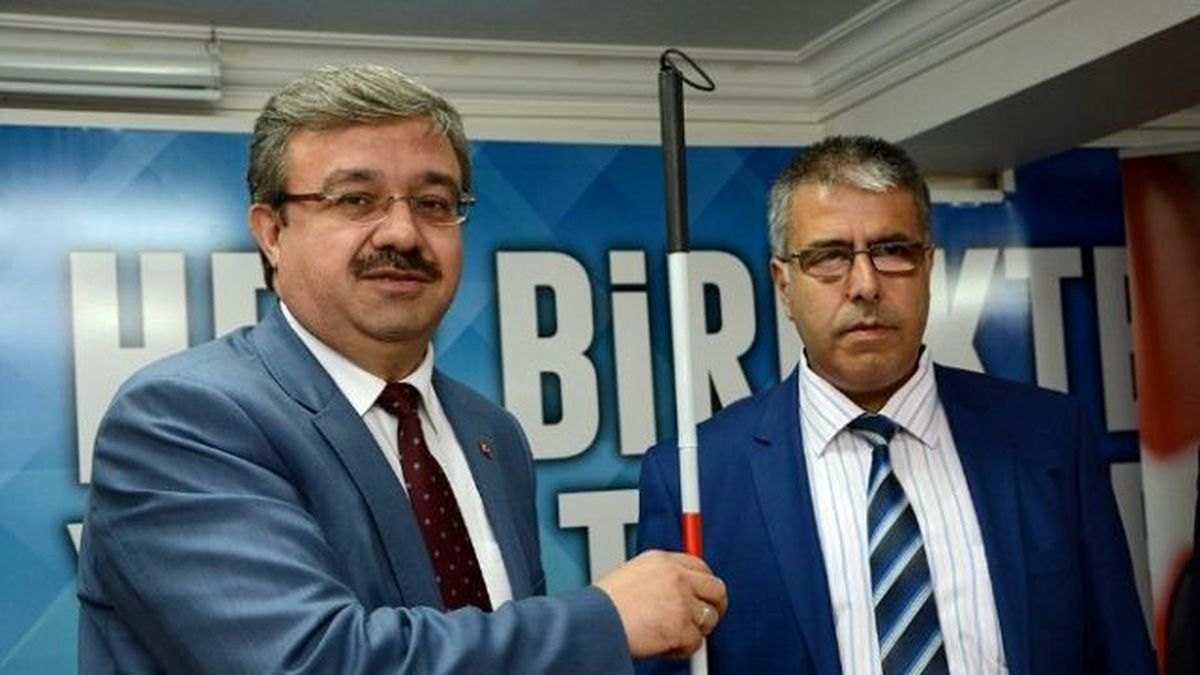 AK Parti İl Başkanlığı Görme Engellilere "Beyaz Baston" Hediye Etti