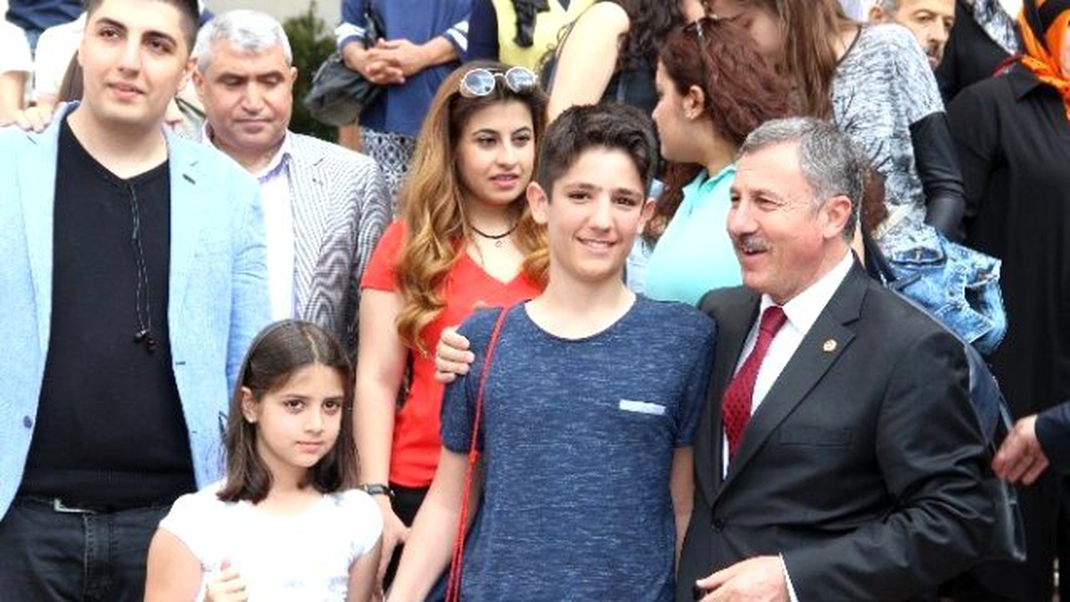 Ak Partili Özdağ\'dan Şehit ve Gazi Çocuklarına Bayram Hediyesi