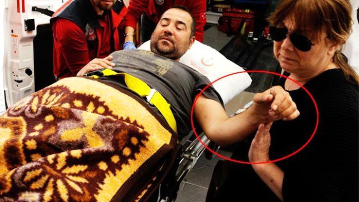 Ata Demirer, Sedyedeyken Annesinin Elini İtti mi?