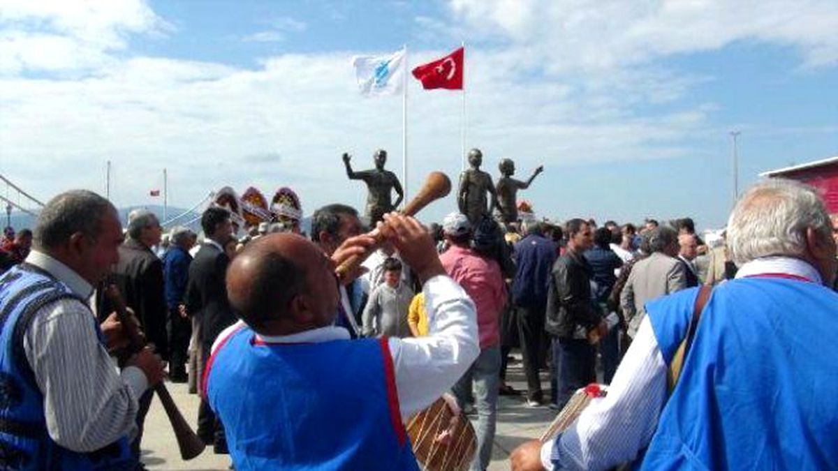 Bandırma\'da Kırkpınar Başpehlivanları Acar Kardeşlerin Heykelleri Açıldı