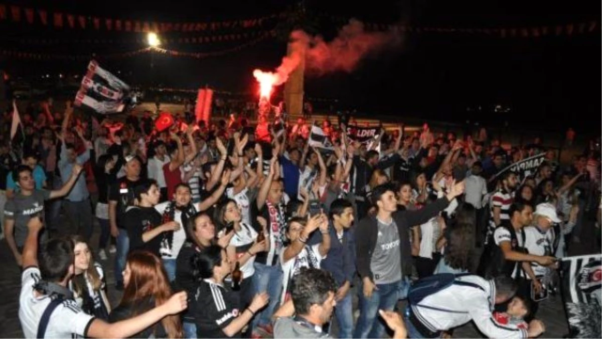 Beşiktaş, İzmir\'de Şampiyonluğu Kutladı
