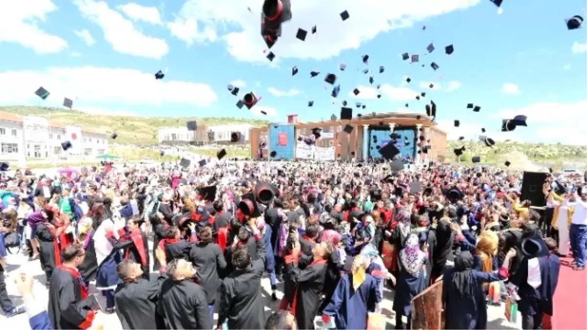 Bozok Üniversitesi Öğrencileri Mezuniyet Sevincni Yaşadı