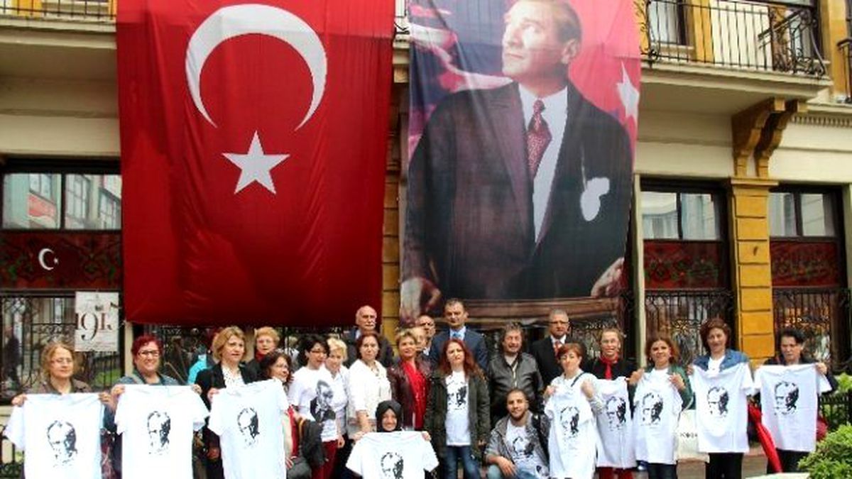 CHP'den Gençlere Atatürk Tişörtü