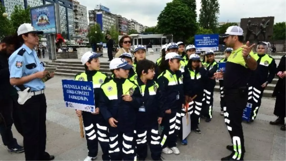 Çocuk Meclisi Üyesi Minik Polislerin Trafik Denetimi