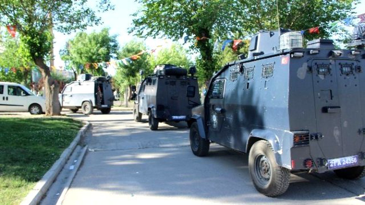 Diyarbakır\'da Kitap Fuarına Baskın: 1 Gözaltı