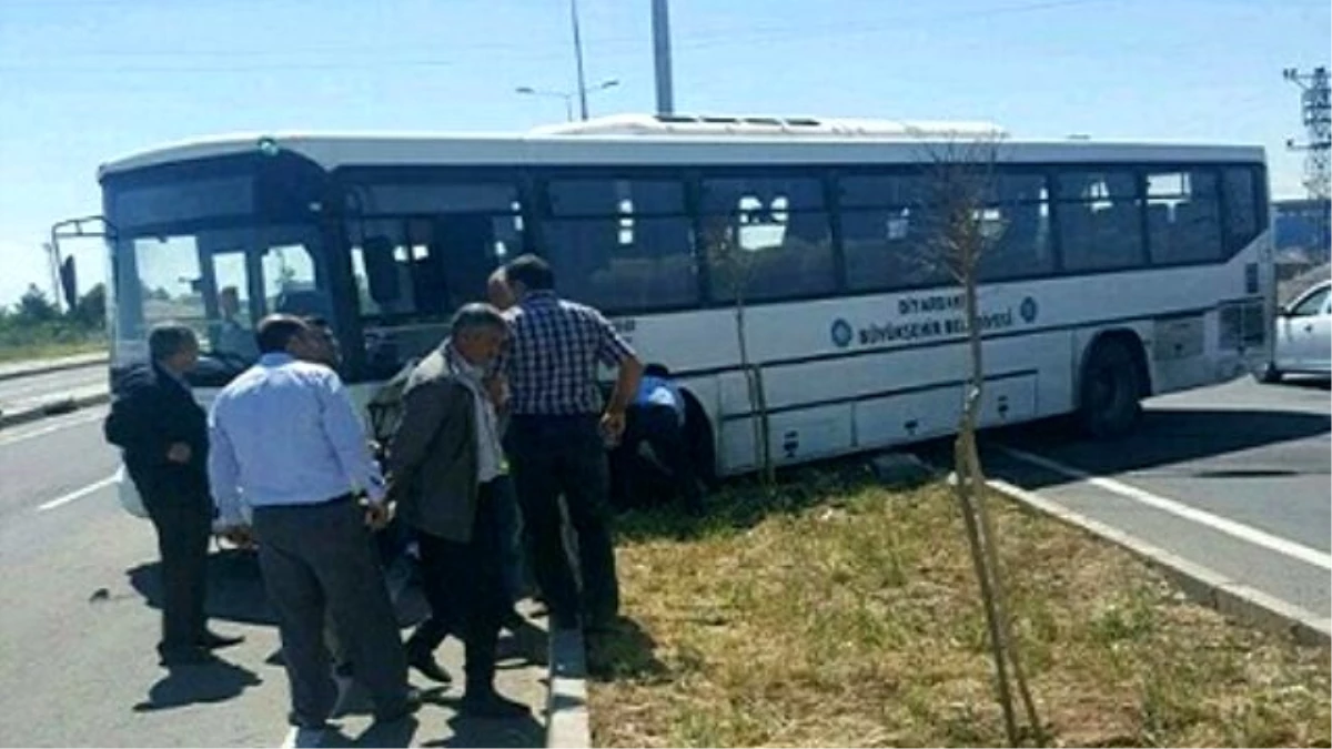 Ergani\'de Otobüs İle Otomobil Kafa Kafaya Çarpıştı: 2 Yaralı