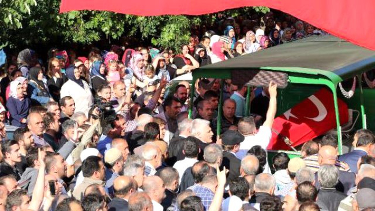 Gazi Mahallesi\'nde Öldürülen Taksici Son Yolculuğuna Uğurlandı