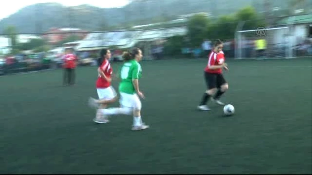 Kemer\'de Kadınlar Farkındalık Yaratmak İçin Futbol Oynadı