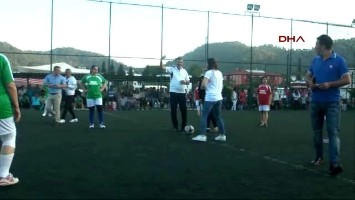 Kemer\'de Kadınlardan Futbol Resitali