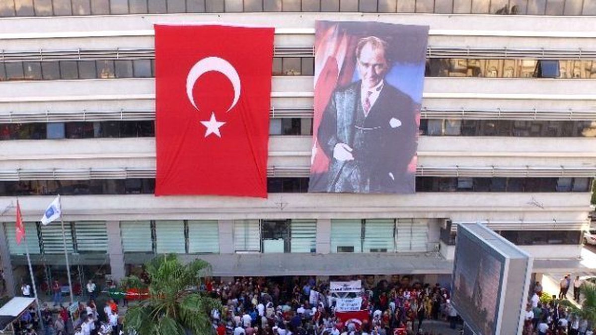 Konser İptal Oldu, Karşıyaka Teröre Lanet İçin Toplandı