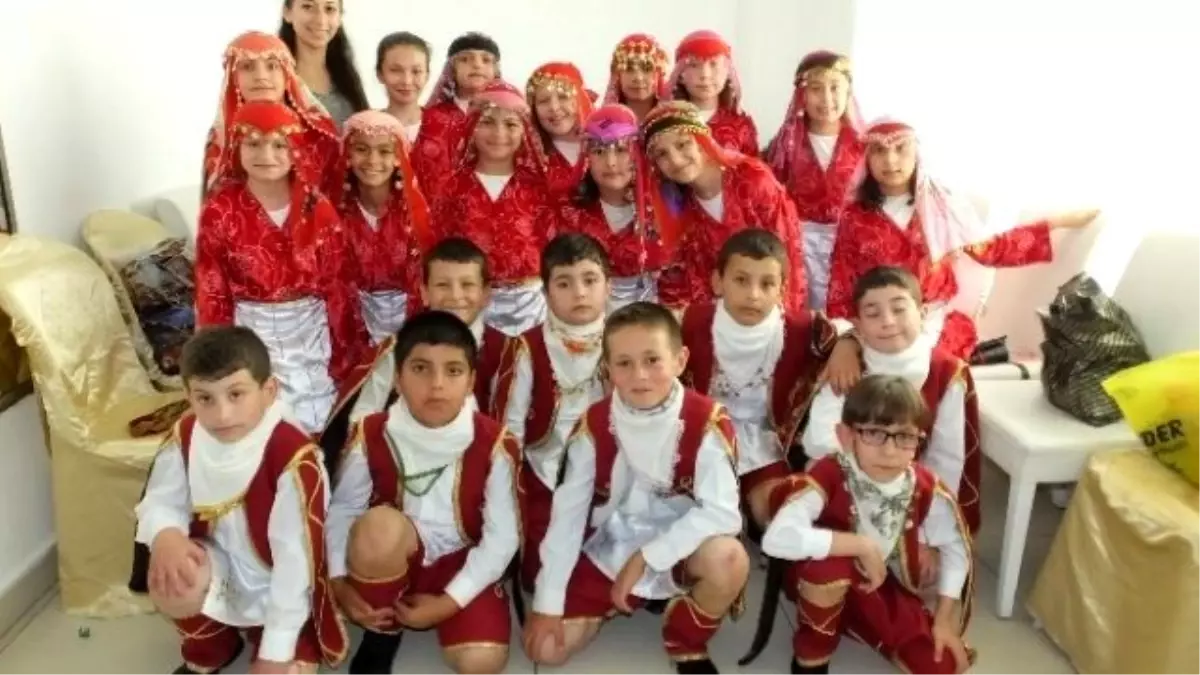 Köylü Folklorculara Büyük Alkış