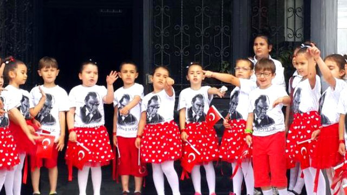 Minik Öğrencilerden Erken 19 Mayıs Kutlaması
