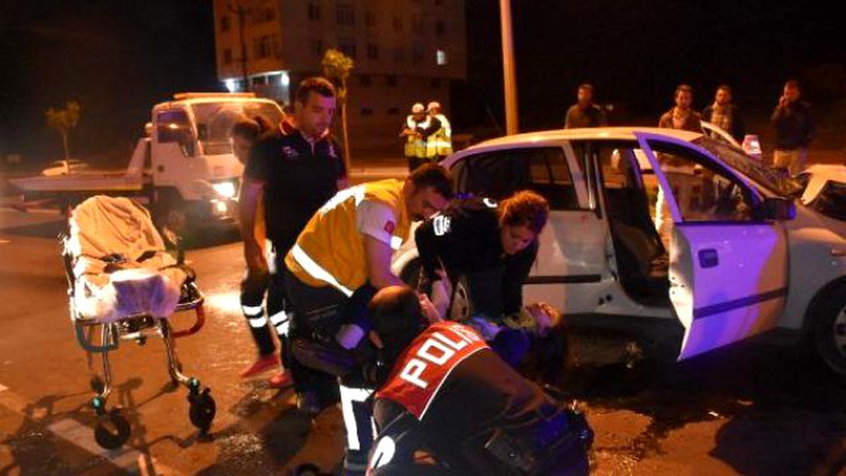 Otomobil, Kamyona Arkadan Çarptı: 2 Yaralı