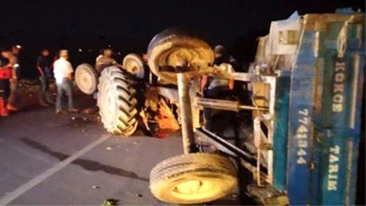 Otomobil Traktöre Çarptı: 4 Yaralı