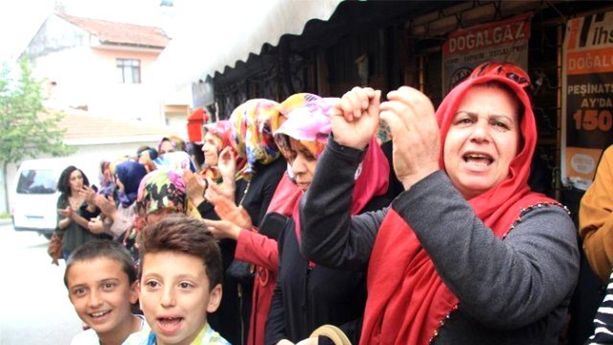 Köylü Kadınlar Yol Kapattı