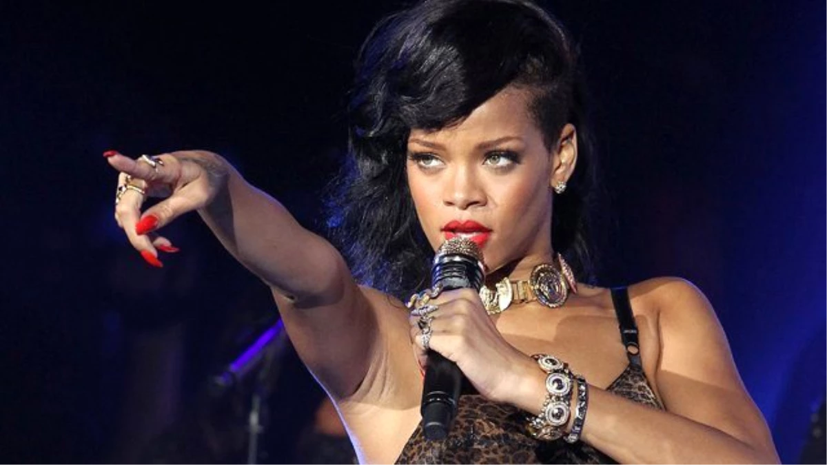 Rihanna Gece Kulübünde Para Saçtı