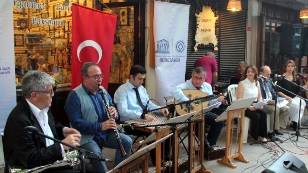 Tarihi Osmanlı Arastasında Yağmur Altında Şiir ve Musiki Buluşması