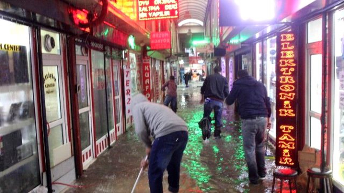 Tavşanlı\'da Dolu ve Yağmur Hayatı Olumsuz Etkiledi