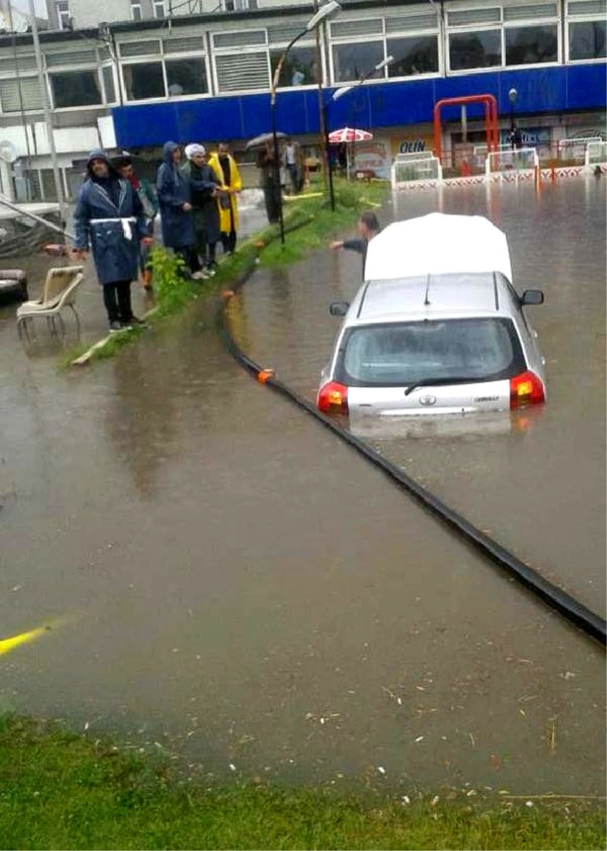 Tavşanlı\'da Sağanak Yağmur ve Dolu Hayatı Felç Etti