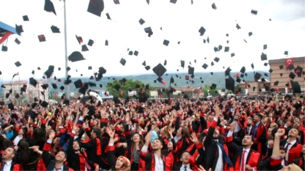 Tokat\'ta 6 Bin Üniversite Öğrencisinin Mezuniyet Sevinci