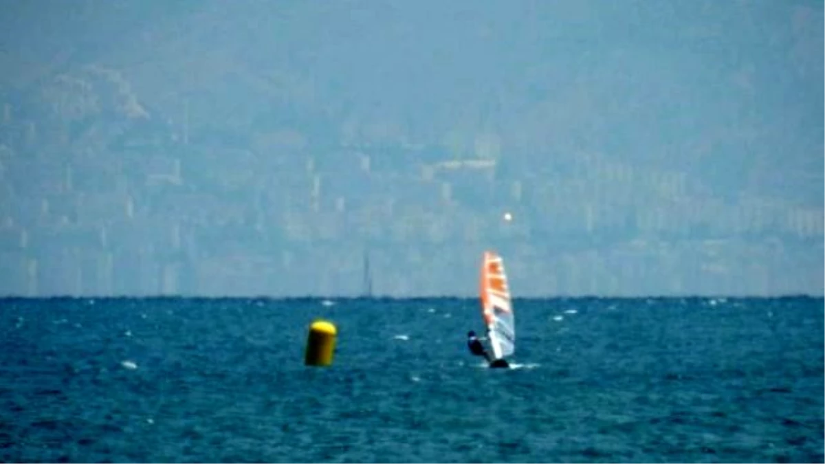 Urla\'da Rüzgar Sörfü Yarışları Start Aldı