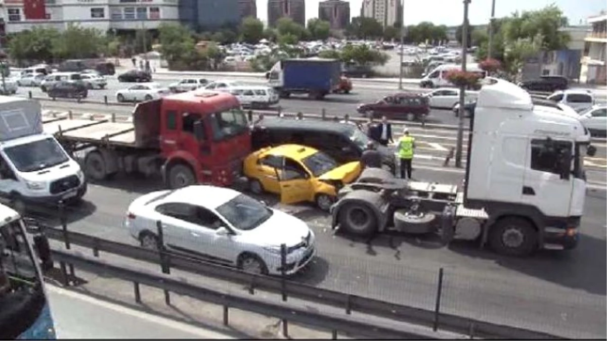 Yenibosna\'da Zincirleme Trafik Kazası!