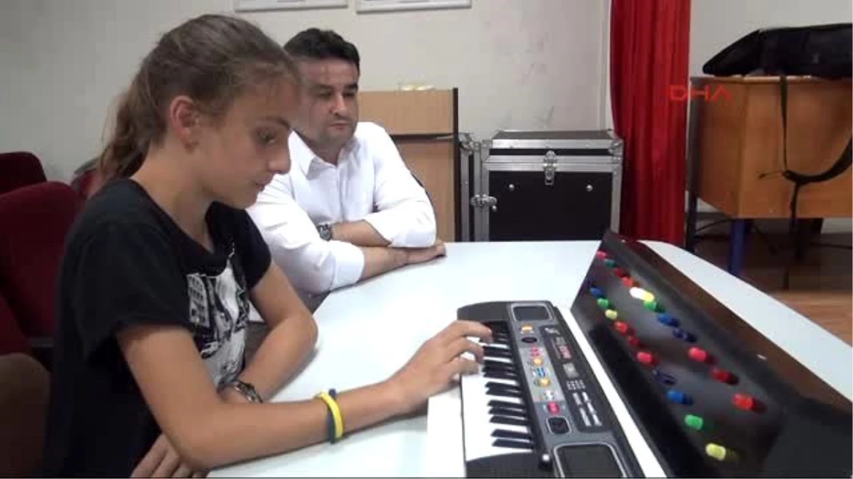 Zonguldak 13 Yaşındaki Aylin\'den İşitme Engellilere Renklerle Müzik Yaptıran Sistem