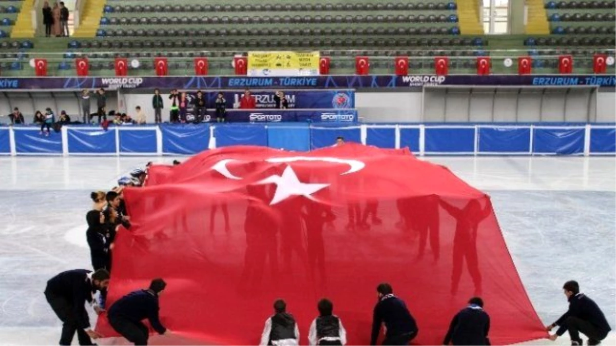 19 Mayıs\'ı Buzda Dev Türk Bayrağı Açarak Kutladılar