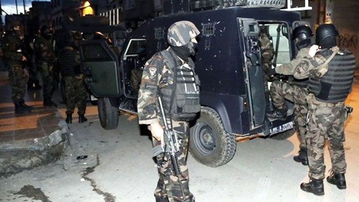 Polis, IŞİD'in Hücre Evine Baskın Yaptı; Canlı Bomba Kendini Patlattı