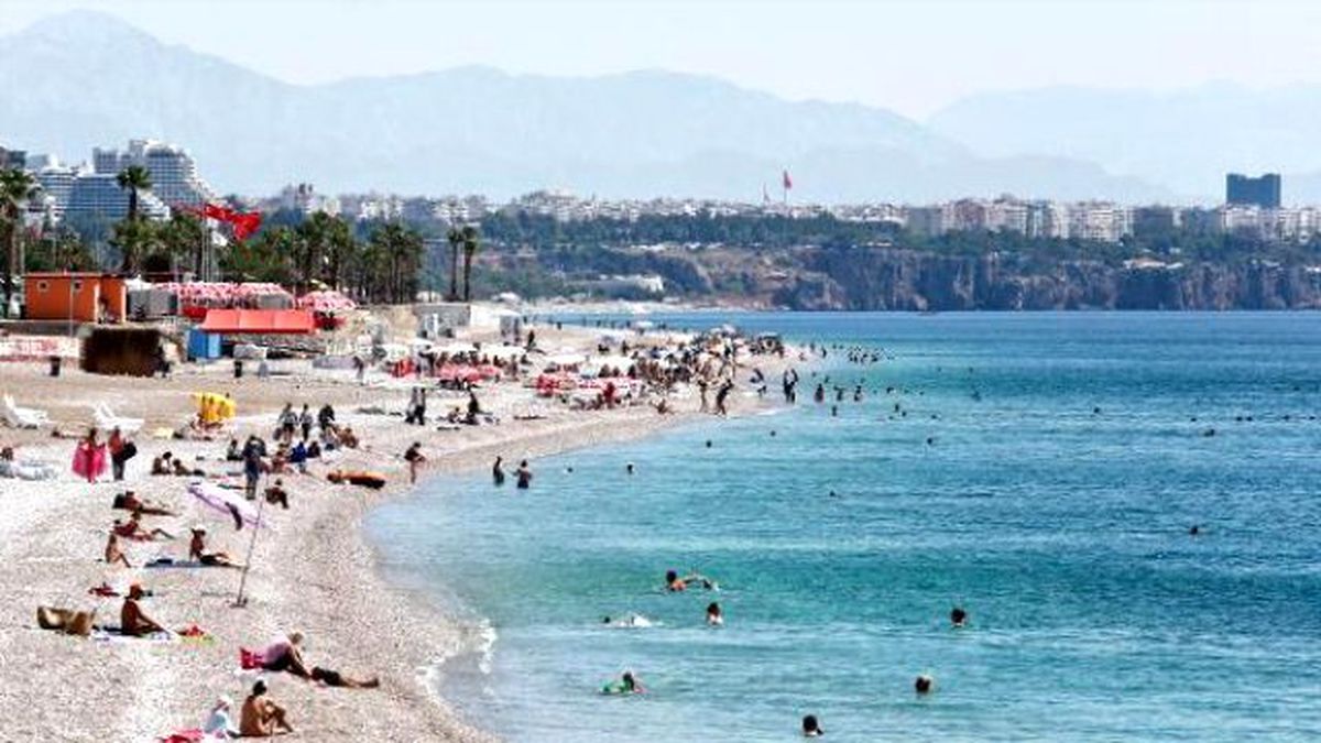 Antalya\'da Tatilciler Denize Girdi