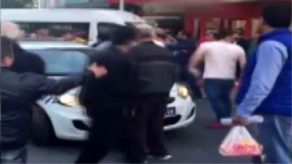 Bağcılarda Polise Linç Girişimi Kamerada! Arabadan Çıkarıp Dövdüler