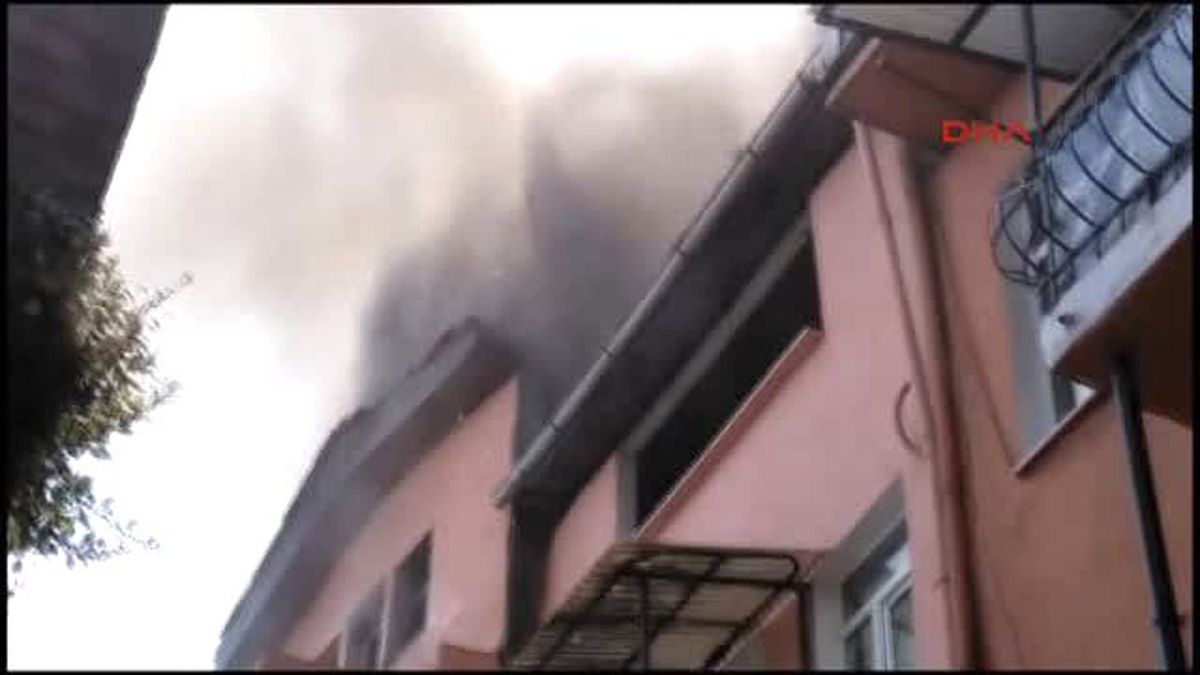 Balat\'ta 3 Katlı Bina Yanıyor. Çevre Binalara Sıçrama Tehlikesi Var.