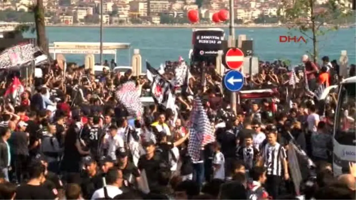 Beşiktaş, Üstü Açık Otobüsle Vodafone Arena\'ya Gitti 1-