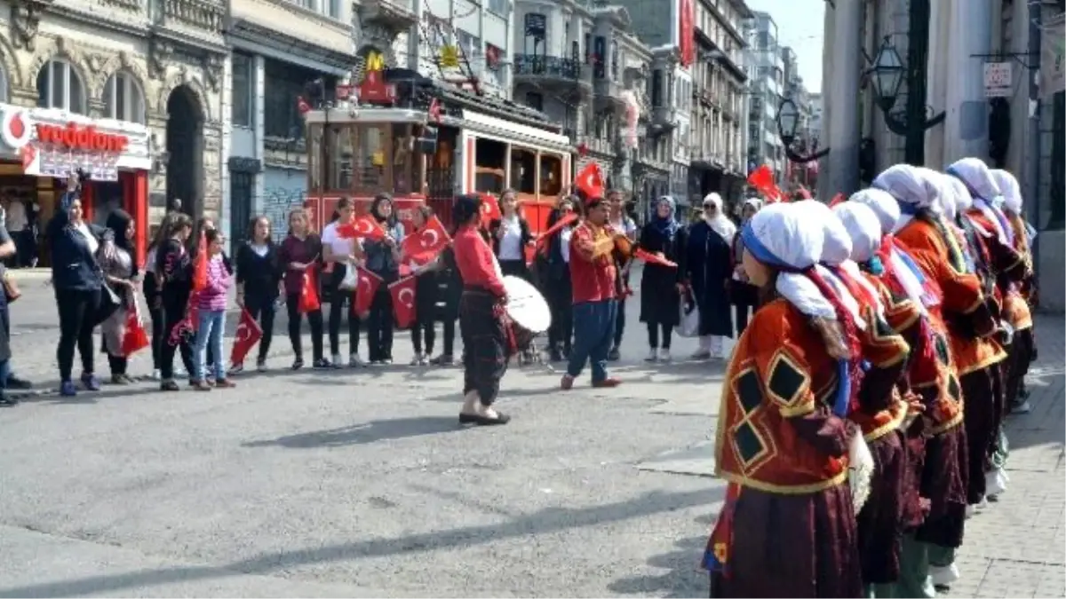 Beyoğlu\'nda Davullu Zurnalı 19 Mayıs Kutlaması