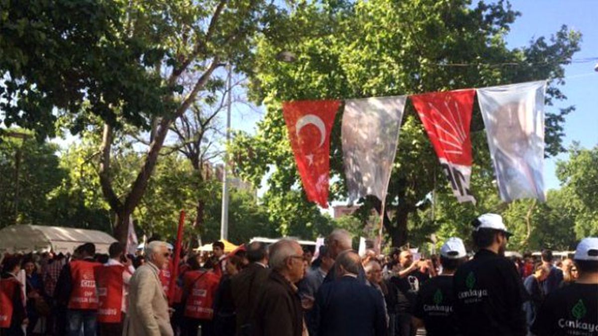 CHP Gençlerle Birlikte Anıtkabir'e Yürüdü