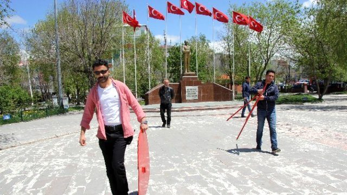 CHP Atatürk Anıtı\'na Çelenk Sundu, Polisler Kaldırdı