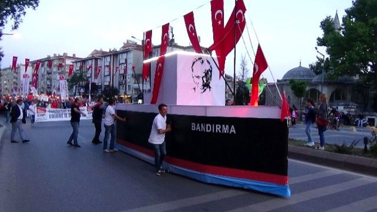 CHP\'li Gençler \'Bamdırma Gemisini\' Karadan Yürüttü