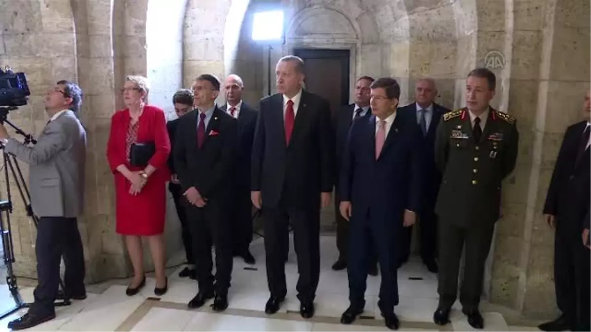 Erdoğan, Prof. Dr. Aziz Sancar\'ın Nobel Ödülü\'nü Anıtkabir\'e Takdim Törenine Katıldı (2)