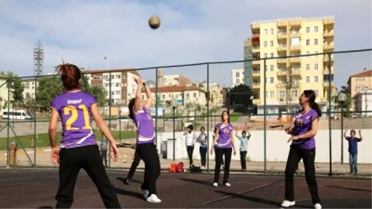 Genç Kadınlar Voleybol Şenliği Başladı