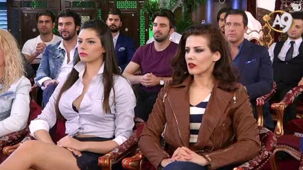 Gömleği Açılan Kediciğin Sütyeni Göründü