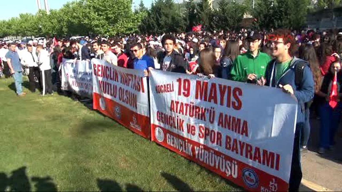 Kocaeli\'nde Halat Çekme Yarışmasında Vali Yere Düştü