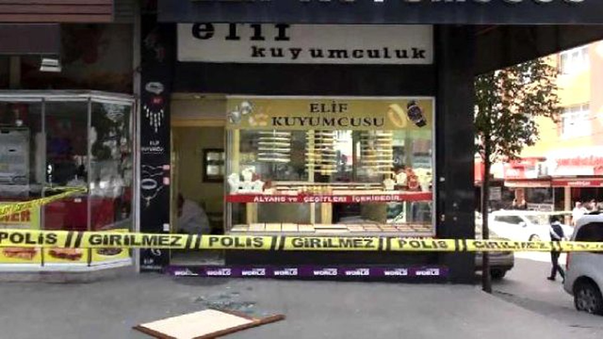 Kuyumcu Silahıyla Karşılık Verince 4 Soyguncu Kaçtı