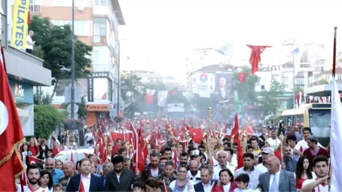 Maltepe\'de 19 Mayıs Meşaleli Yürüyüşle Kutlandı