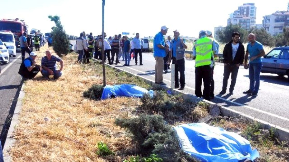 Kamyonetin Çarptığı 3 İşçi Öldü, Yakınları Sinir Krizi Geçirdi