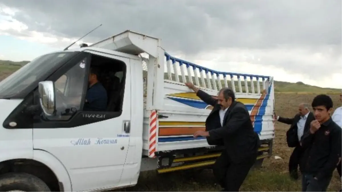 Medrese Öğrencilerini Taşıyan Kamyonet Devrildi: 2\'si Ağır, 17 Yaralı