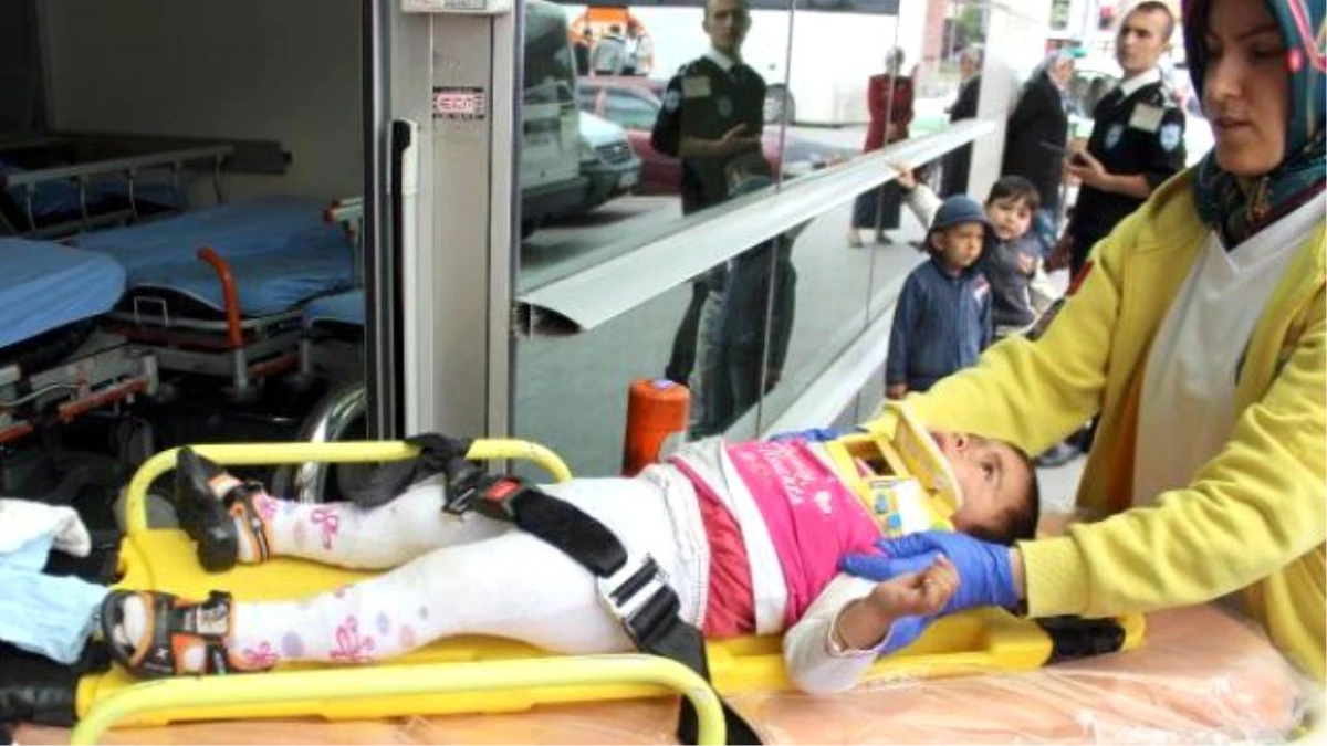 Merdivenden Yuvarlanan Suriyeli Küçük Kız Yaralandı