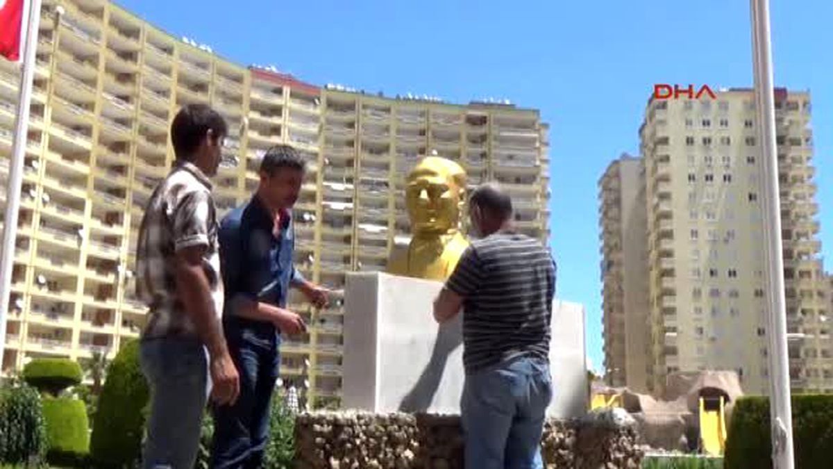 Mersin\'de Atatürk Büstü Açılışı