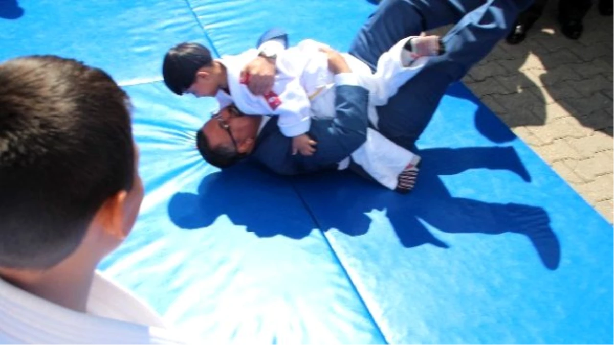 Minik Judocu Başkan Yağcı\'yı Mindere Serdi