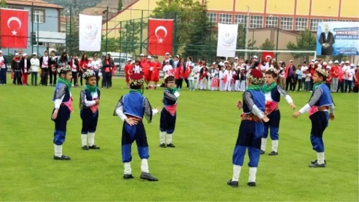 Nevşehir\'de 19 Mayıs Kutlamalarına İşitme Engelli Öğrencilerin Halk Oyunları Gösterisi Damga Vurdu